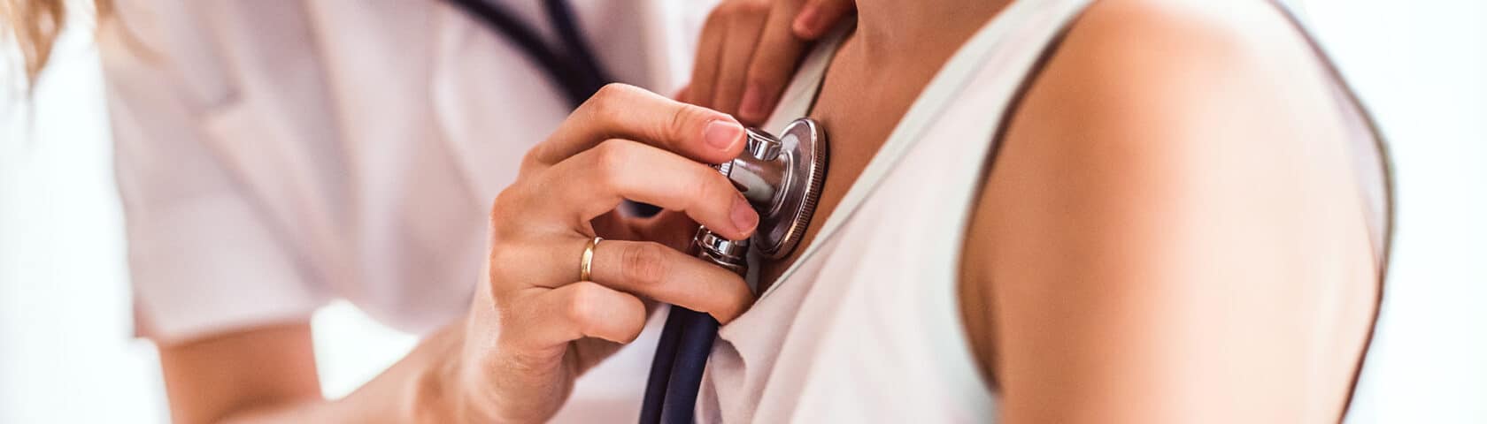 Nurse listens to a patient's heartbeat.